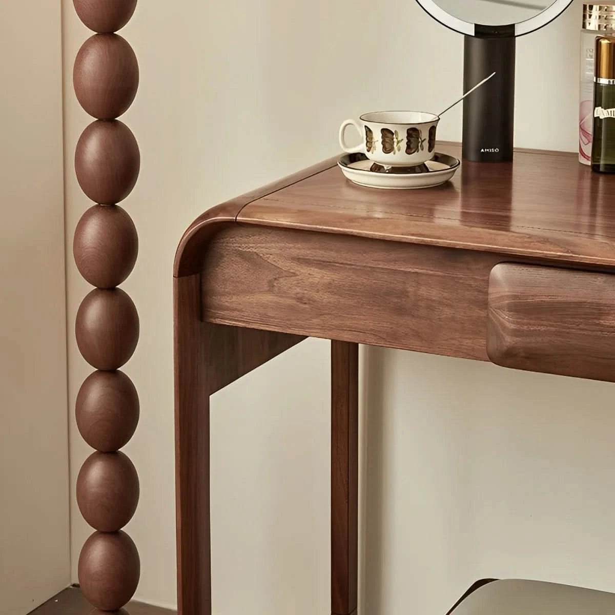 Japanese retro style solid wood dressing table